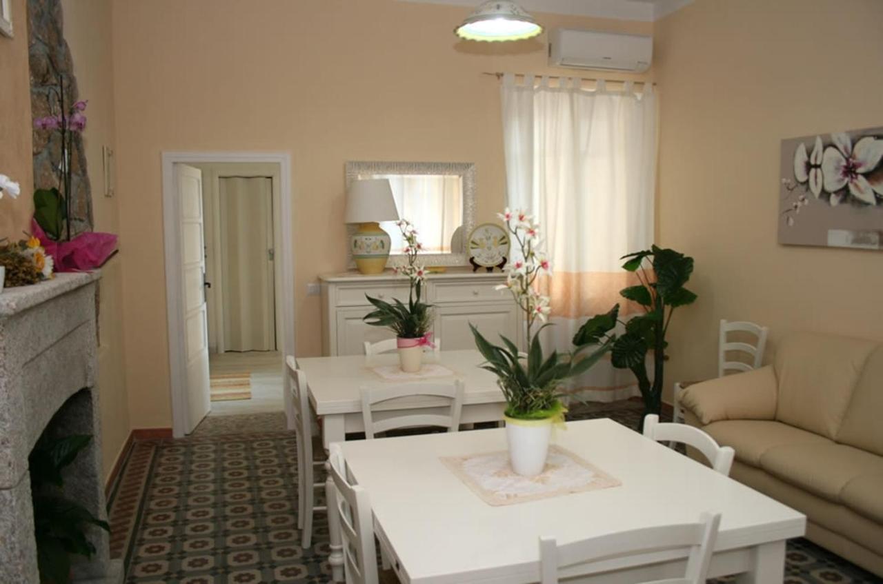 Guest House Le Gemelle Luras Экстерьер фото
