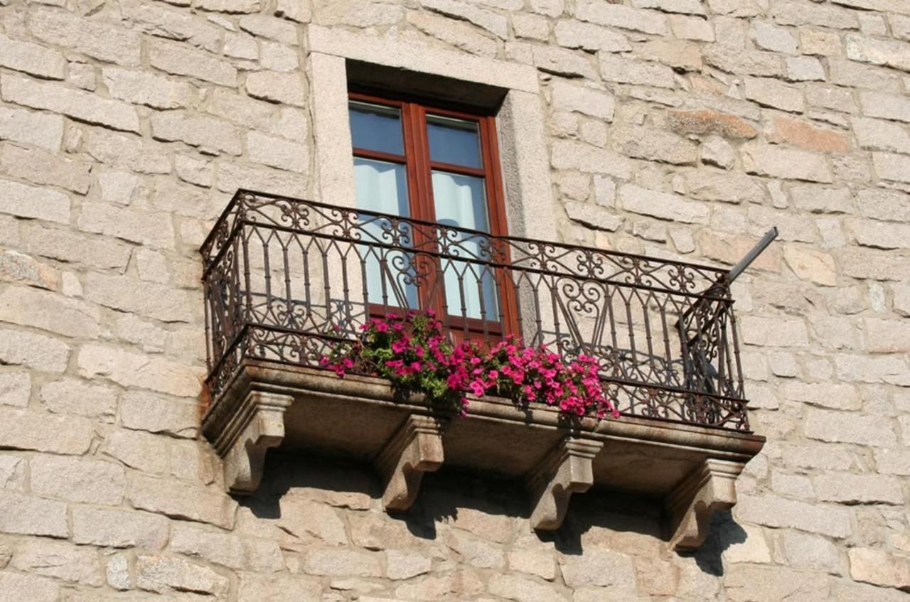 Guest House Le Gemelle Luras Экстерьер фото