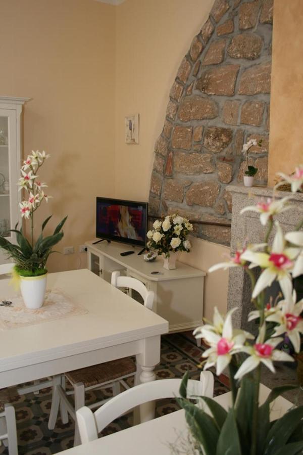 Guest House Le Gemelle Luras Экстерьер фото