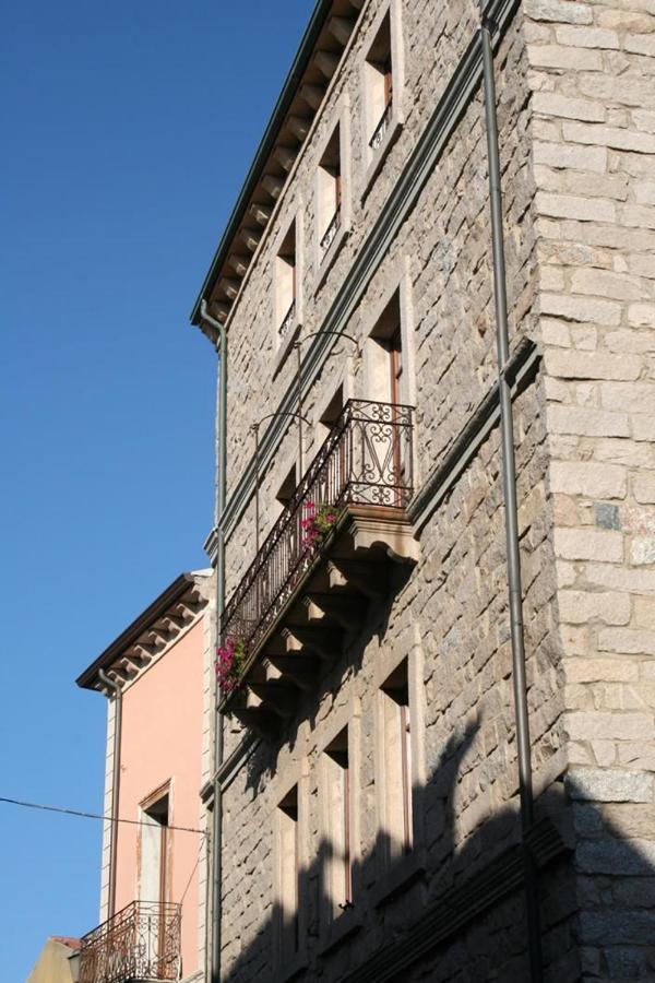 Guest House Le Gemelle Luras Экстерьер фото