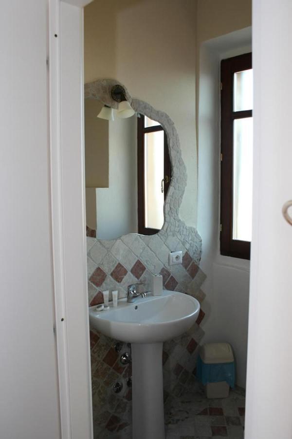 Guest House Le Gemelle Luras Экстерьер фото