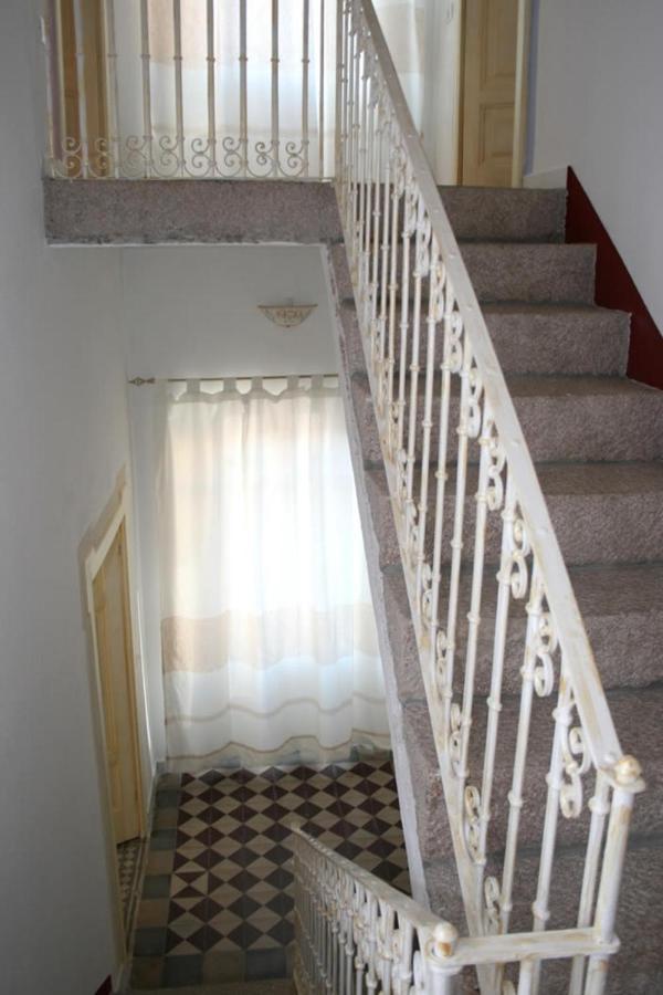 Guest House Le Gemelle Luras Экстерьер фото