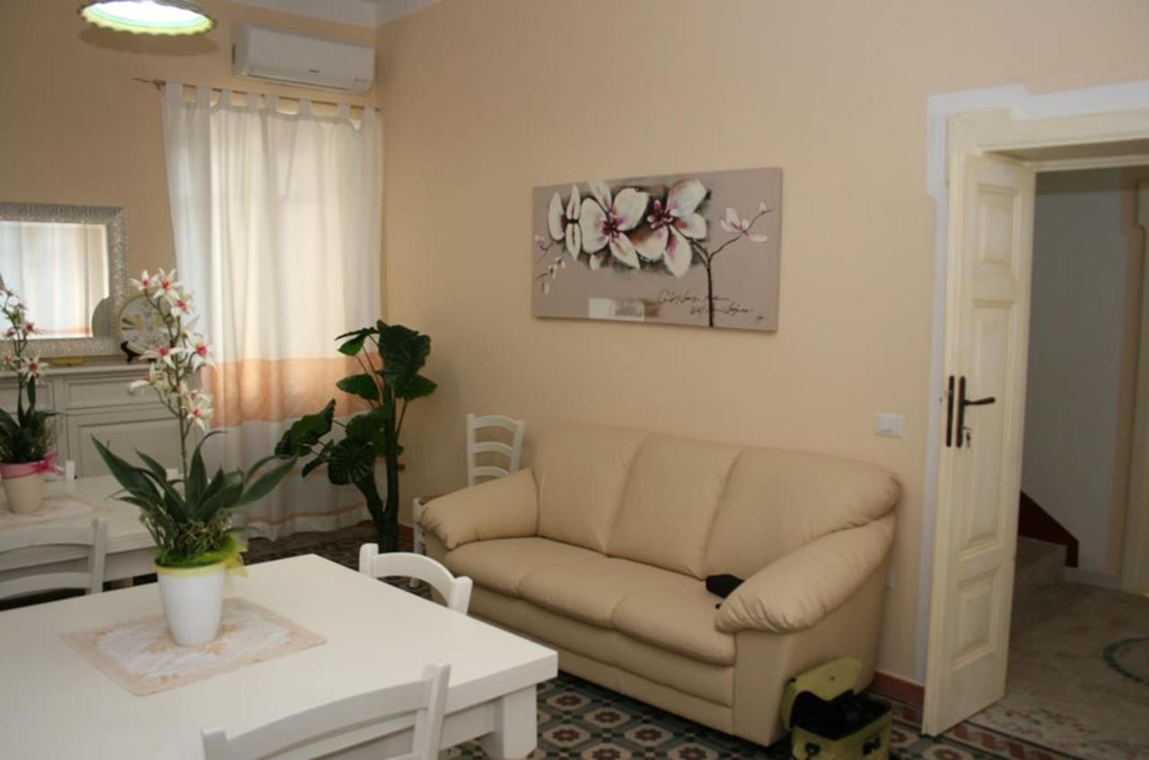 Guest House Le Gemelle Luras Экстерьер фото