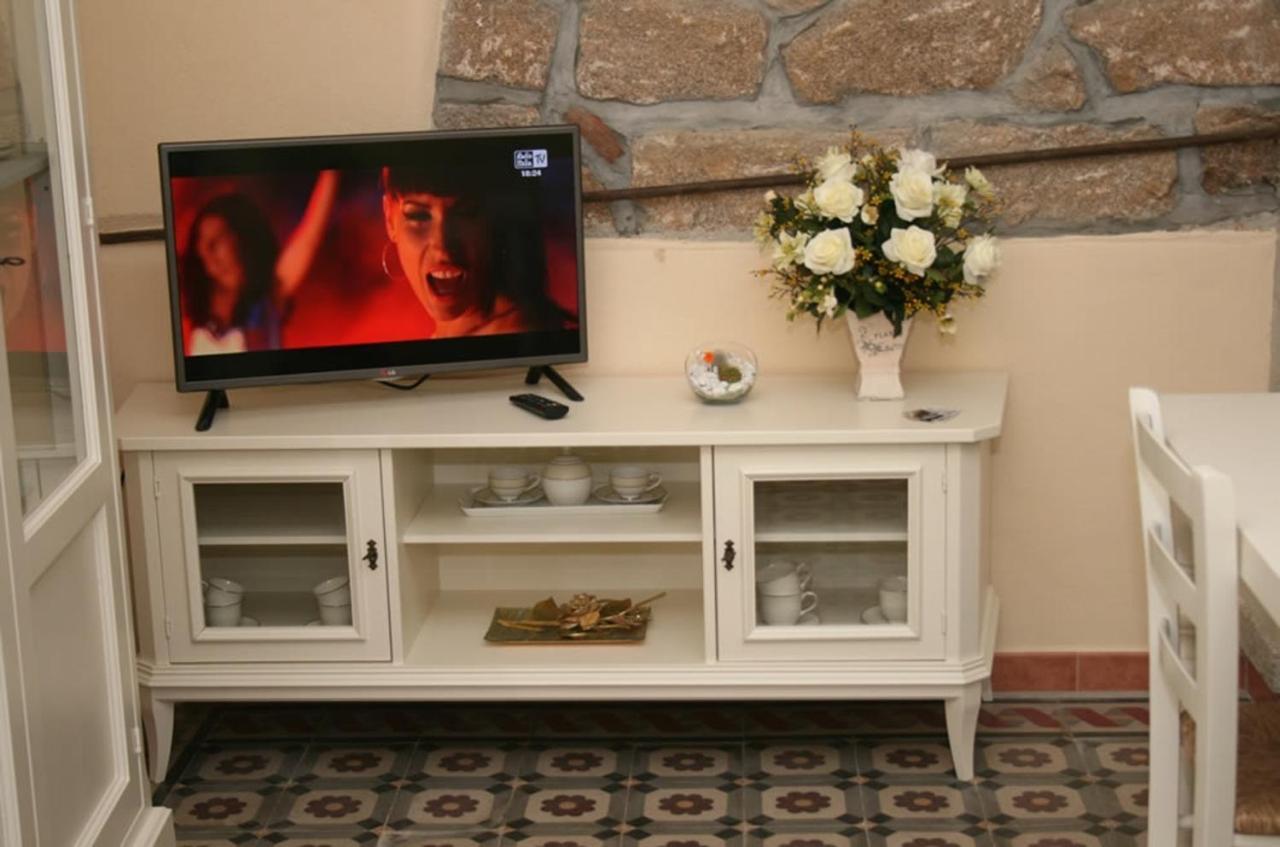 Guest House Le Gemelle Luras Экстерьер фото