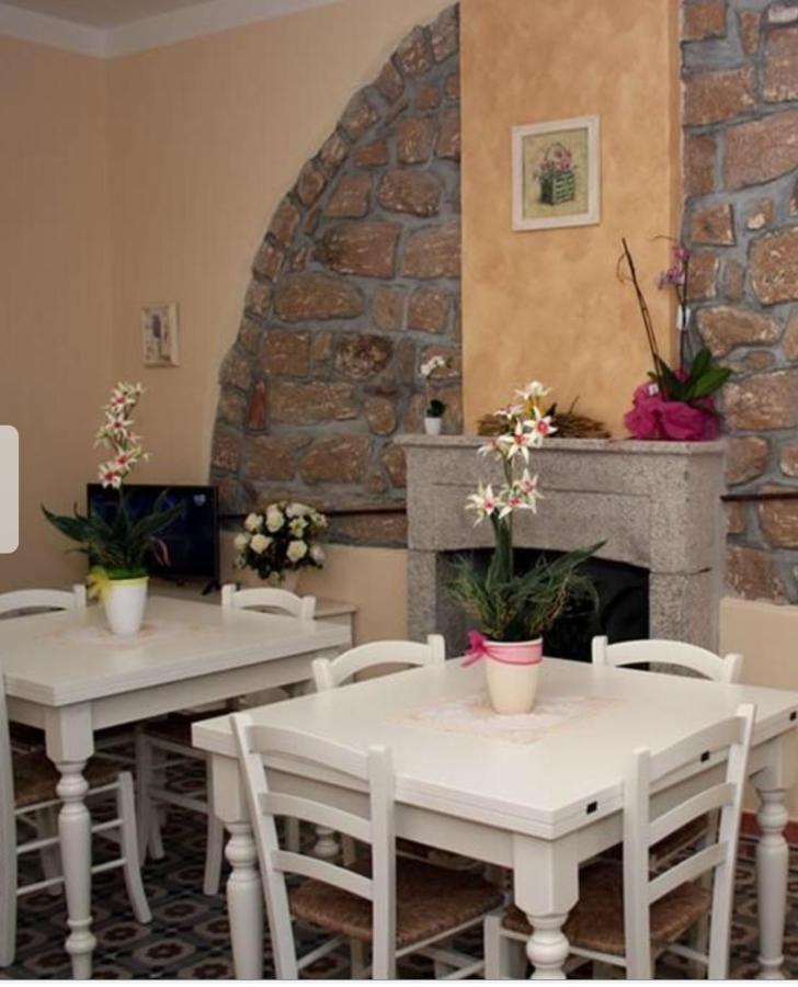 Guest House Le Gemelle Luras Экстерьер фото